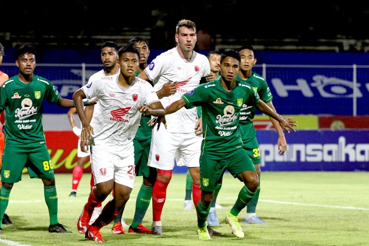 Pemain PSM Makassar Ganjar Mukti dan Wiljan Pluim dijaga ketat pemain Persebaya Surabaya Marselino Ferdinan pada pertandingan pekan 19 Liga 1 2021-2022 yang berakhir dengan skor 2-1 di Stadion I Gusti Ngurah Rai Denpasar, Jumat (14/1/2021) malam.