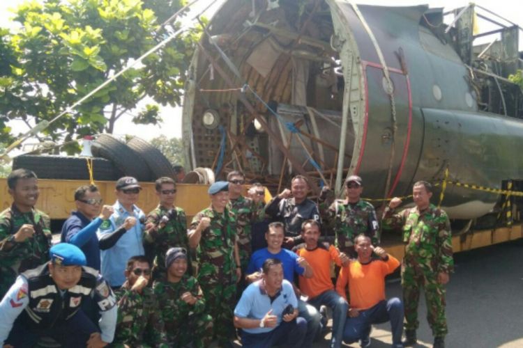 Tim yang bertugas membawa badan Pesawat Hercules C130 dari Lanud Sulaiman Bandung berfoto bersama saat tiba di Kompleks Lanud Adisutjipto Yogyakarta