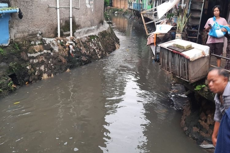 Bocah berinisial IA (9) terseret arus aliran anak Kali Ciliwung wilayah Kampung Kramat RT 014 RW 005 Cililitan, Kramatjati, Jakarta Timur, Senin (20/12/2021).