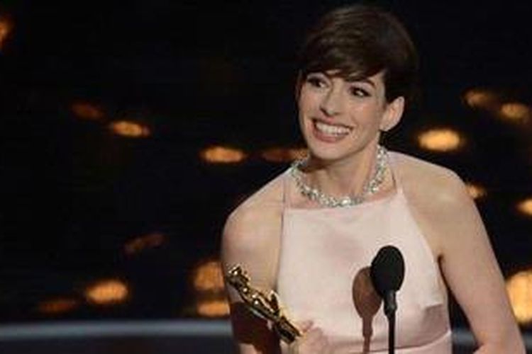 Anne Hathaway meraih trofi Oscar untuk Best Performance by an Actress in a Supporting Role dalam Academy Awards 2013, yang diadakan di Dolby Theatre, Hollywood, Los Angeles (California, AS), Minggu (24/2/2013) malam waktu setempat. Ia meraih penghargaan itu berkat aktingnya dalam film Les Miserables.