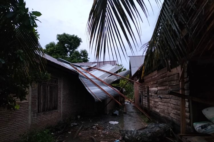 Angin kencang mengakibatkan 30 rumah di Kabupaten Luwu, Sulsel rusak. 