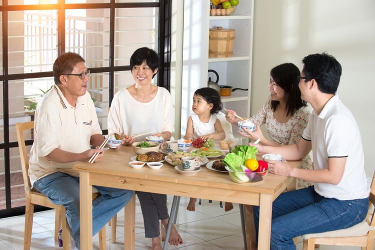 Ilustrasi meja makan, keluarga menikmati santapan bersama di meja makan. 