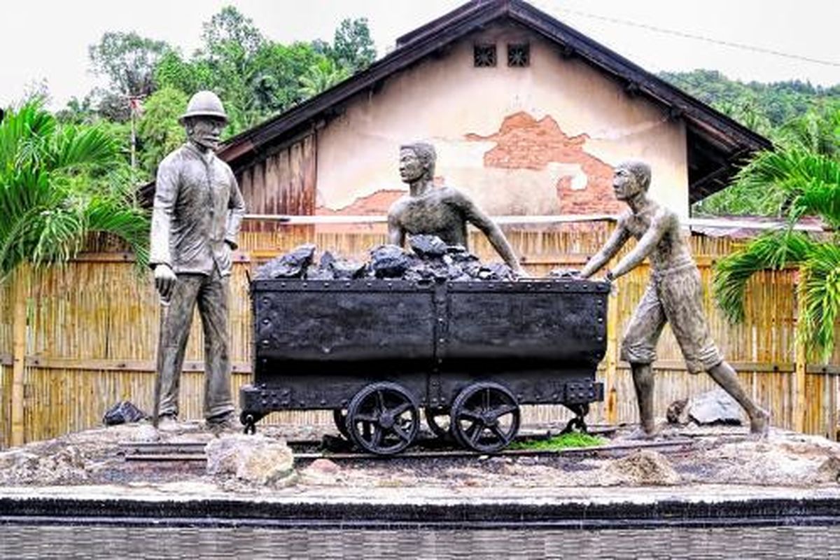 Patung penambang di Museum Tambang Batu Bara Ombilin, Sawahlunto. 