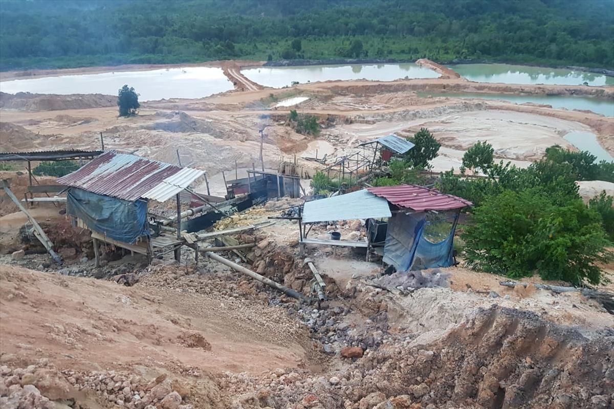 Pulau Citlim, Kecamatan Moro, Kabupaten Karimun, Kepulauan Riau sangat memprihatinkan.

Bahkan saat ini diperkirakan kondisi kerusakan pulau terdeoan tersebut, akibat aktivitas tambanv pasir laut mencapai 60 persen.
