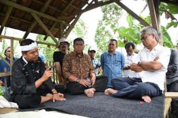 Ahli Vulkanologi Professor Surono (kanan) menggelar diskusi lingkungan di kawasan hulu Sungai Cimanuk, Kecamatan Sukaresmi, Kabupaten Garut, Selasa (11/10/2016).