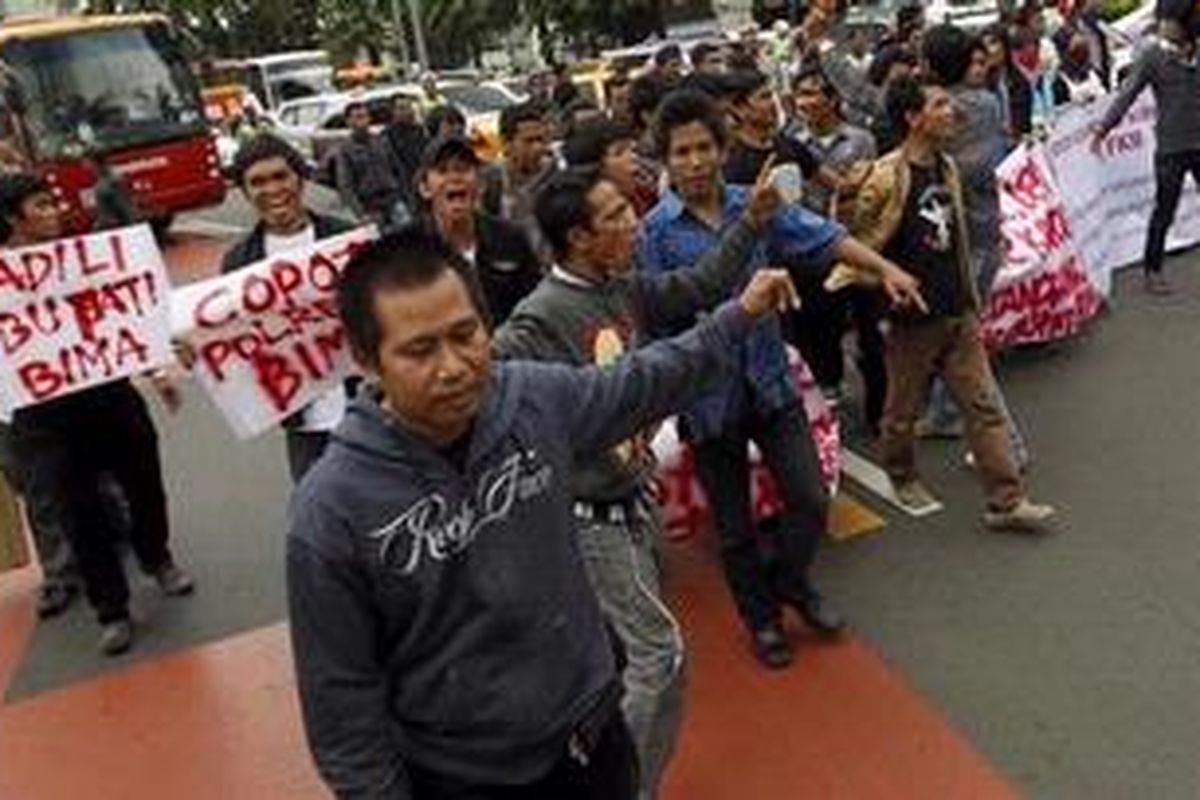 Massa yang tergabung dalam Forum Komunikasi Masyarakat Sape-Lambu Jakarta menggelar aksi demonstrasi di kawasan Bundaran Hotel Indonesia, Jakarta, Senin (26/12/2011). Aksi protes ini berkaitan dengan kasus pembubaran paksa disertai penembakan terhadap massa Front Reformasi Anti Tambang di Pelabuhan Sape, Kabupaten Bima, NTB, yang mengakibatkan dua orang tewas. 