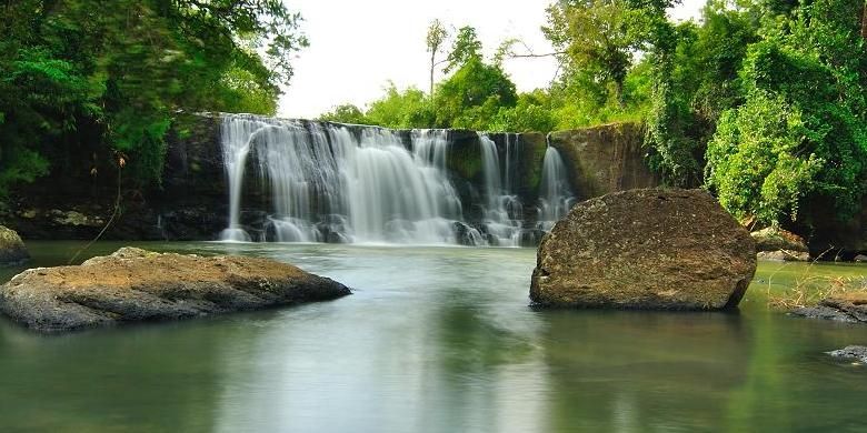 Curug DengDeng berada di desa Tawang, kecamatan Cikatomas, kabupaten Tasikmalaya, Jawa Barat. 