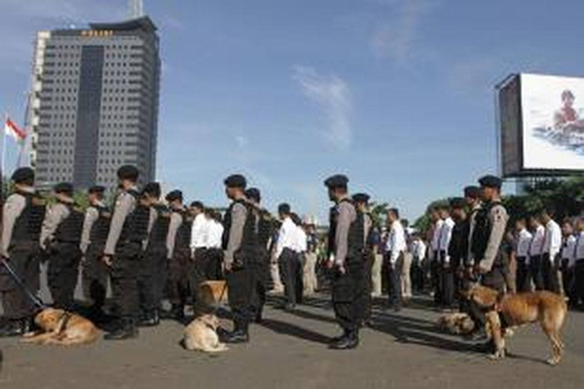 Mabes Polri menggelar apel gelar pasukan Operasi Lilin 2015 untuk pengamanan Natal dan Tahun Baru 2016, di lapangan Polda Metro Jaya, Jakarta, Rabu (23/12/2015).