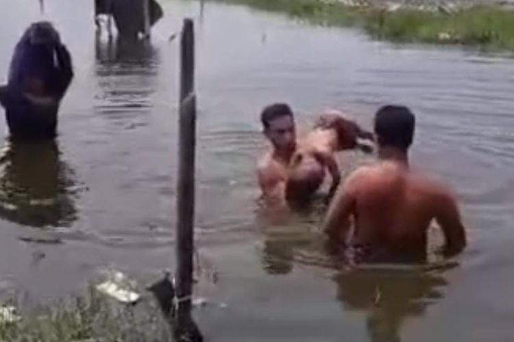 Evakuasi anak tewas tenggelam di kubangan air Surabaya, Selasa (21/1/2025).