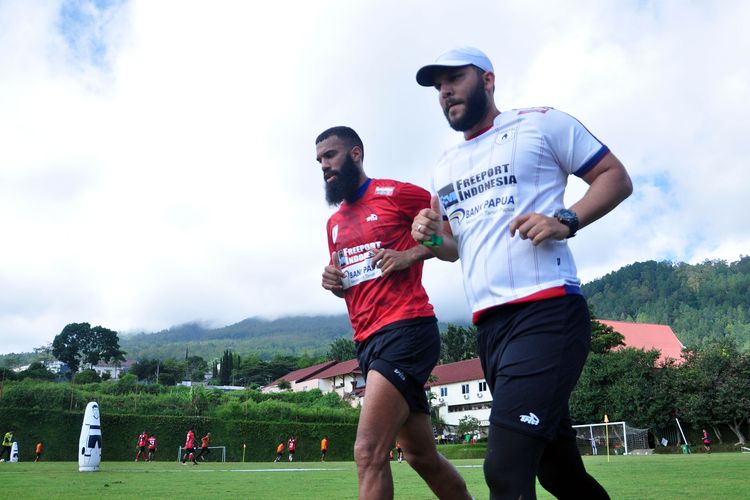 Pemain asing Persipura Jayapura Sylvano Comvalius (kiri).