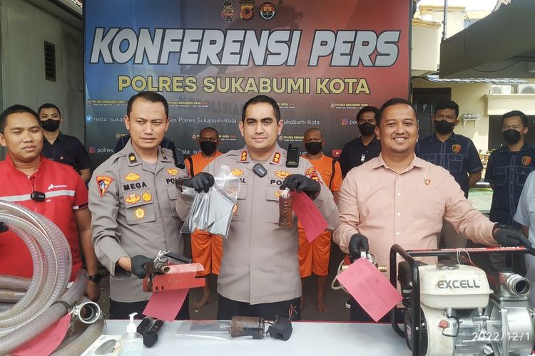 Kepala Polres Sukabumi Kota AKBP Zainal Abidin (ketiga dari kiri) bersama anggota polisi lain memperlihatkan barang bukti kejahatan penyalahgunaan BBM bersubsidi saat konferensi pers di Sukabumi, Jawa Barat, Kamis (1/12/2022).