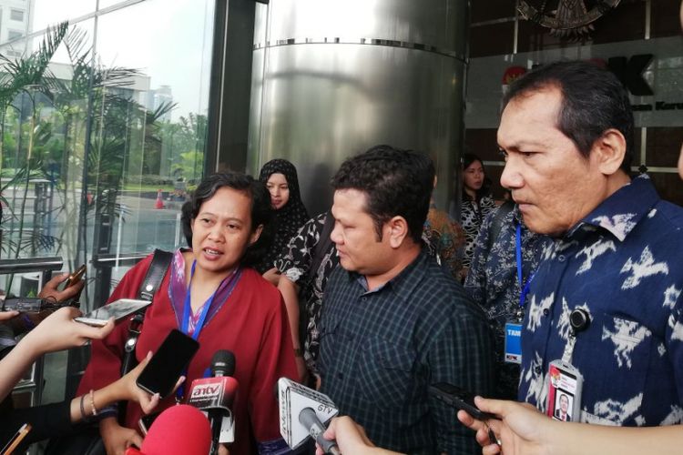 Deputi II Sekretaris Jenderal AMAN Erasmus Cahyadi,Ketua Perhimpunan Pembela Masyarakat Adat Nur Amalia dan Wakil Ketua KPK Saut Situmorang  