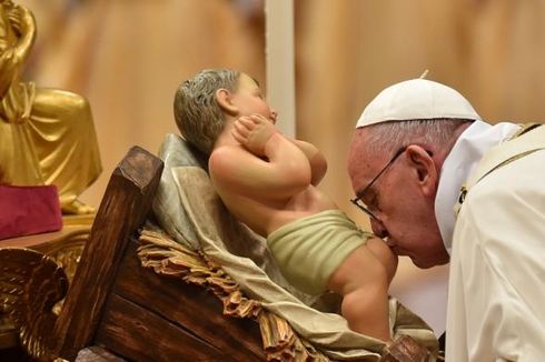 Dalam Khotbah Natal, Paus Fransiskus Mengecam Materialisme