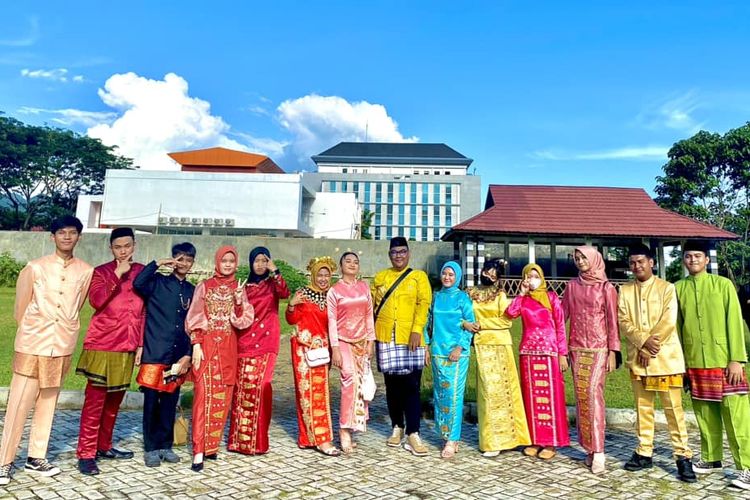 Sebagian peserta upacara Hari pendidikan Nasional Pemerintah Provinsi Gorontalo yang mengenakan baju adat galengo untuk wanita dan takoa untuk pria.