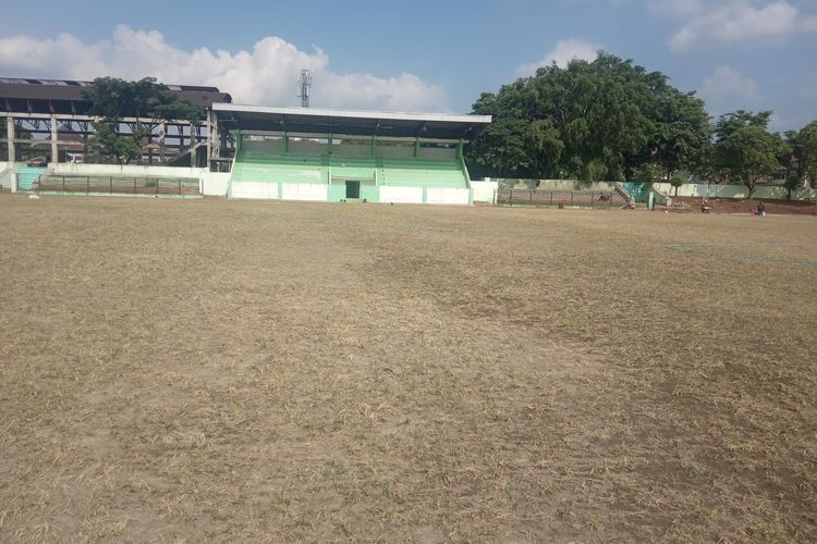 Beberapa pekerja sedang melakukan renovasi di Stadion Kridanggo Salatiga.