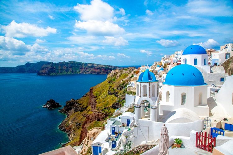 Pulau Santorini, Yunani, yang terkenal sebagai kota serbaputih dapat dikunjungi wisatawan secara gratis.

