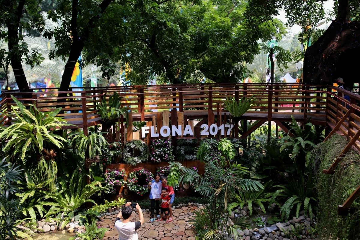 Pengunjung menikmati suasana yang ditampilkan dalam ajang Pameran Flora dan Fauna (Flona) 2017 dengan tema Jadikan Jakarta Sahabat Alam Kita di Lapangan Banteng, Jakarta Pusat, Sabtu (22/7/2017). Ajang yang terbuka dan gratis untuk umum ini berlangsung selama 1 bulan, serta bisa dimanfaatkan warga untuk semakin mencintai lingkungan. 