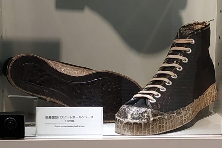 Koleksi sepatu Onitsuka Tiger yang berada di museum Onitsuka di Kobe, Jepang. 