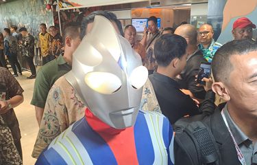 Anggota DPR terpilih Jamaludin Malik menggunakan kostum Ultraman menjelang dilantik di Gedung DPR, Senayan, Jakarta, Selasa (1/10/2024). 