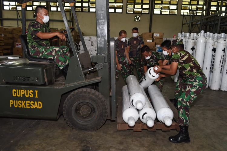 TNI Angkatan Darat (AD) mengirimkan 90 tabung oksigen ke rumah sakit jajaran TNI AD di tiga wilayah guna membantu penanganan Covid-19, Senin (9/8/2021).