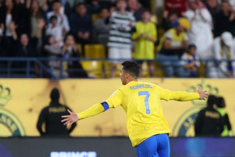 Penyerang Al Nassr Cristiano Ronaldo merayakan gol setelah mencetak gol dalam pertandingan Liga Pro Saudi antara Al Nassr vs Al Tai di Stadion Al-Awal Park Riyadh pada 30 Maret 2024.