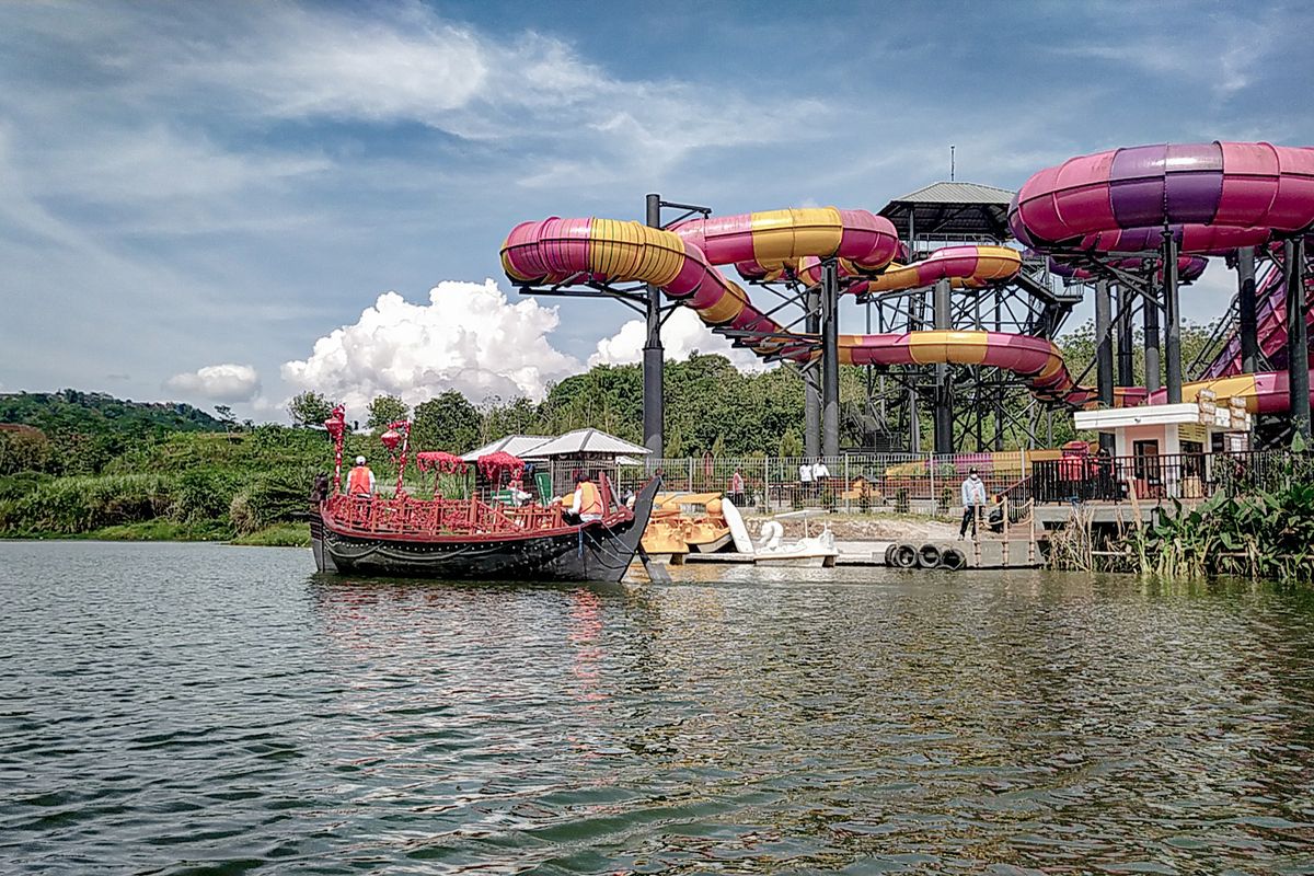Lubang tambang di Bandung Barat disulap jadi danau, objek wisata anyar di Kota Baru Parahyangan bernama Tepi Danau.