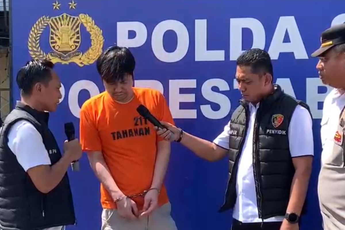 David Chandra (41) dihadirkan saat polisi menggelar konferensi pers di Polrestabes Medan pada Rabu (27/8/2025). 