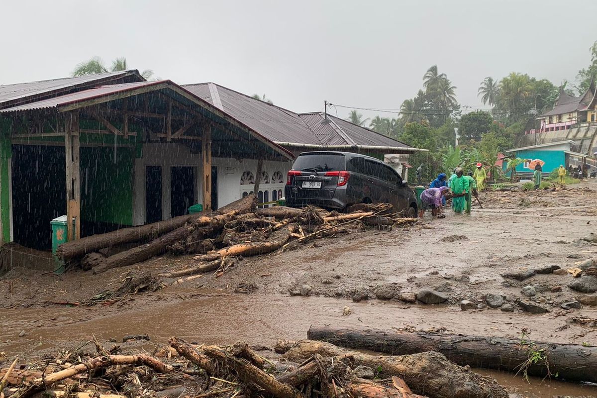 Banjir Bandang dan Tanah Longsor Hantam Agam, Akses Jalan Lingkar Danau Maninjau Terputus