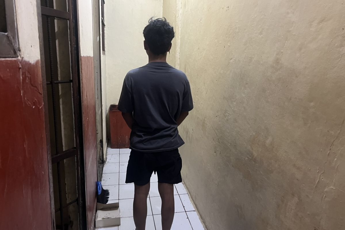 Polisi telah menetapkan remaja pria berinisial T (17) sebagai tersangka kasus penusukan terhadap seorang ibu bernama Titin (55) di Gang Pasama, Kelurahan Ciwaringin, Kecamatan Bogor Tengah, Kota Bogor yang terjadi pada Rabu (8/5/2024).