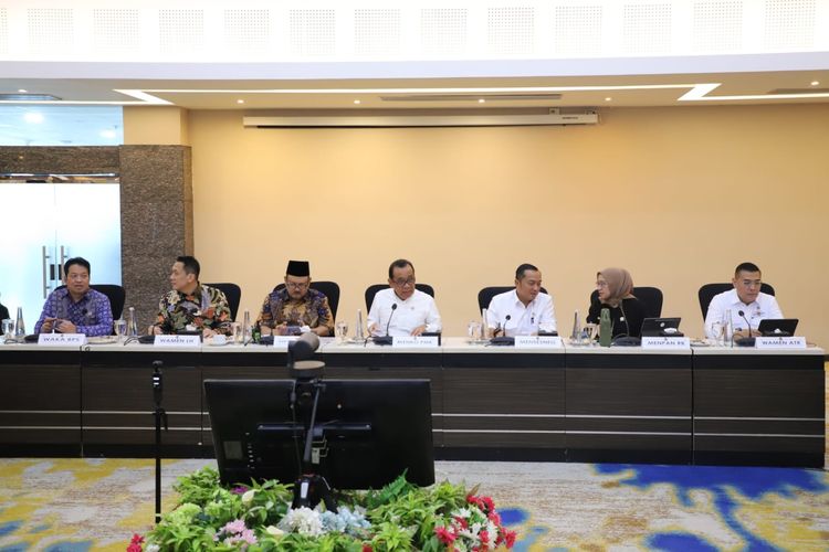 Rapat Tingkat Menteri (RTM) Pembangunan Sekolah Terintegrasi di Kantor Kemenko PMK, Jakarta, Kamis (29/1/2026).
