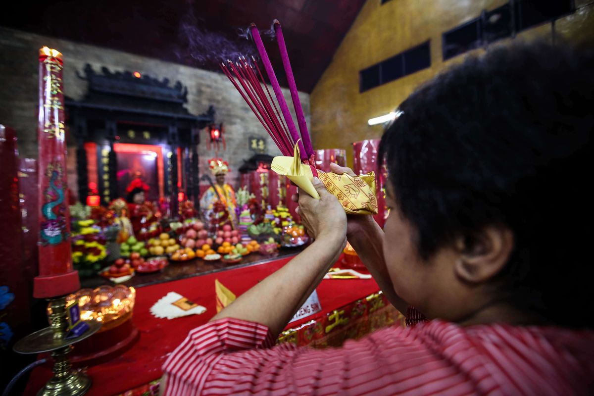 Umat Budha Tridharma bersembahyang menjelang imlek di Wihara Amurva Bhumi, Karet Semanggi, Jakarta Selatan, Jumat (24/1/2020). Umat Budha bersiap menyambut tahun baru Imlek 2571 pada tanggal 25 Januari 2020.