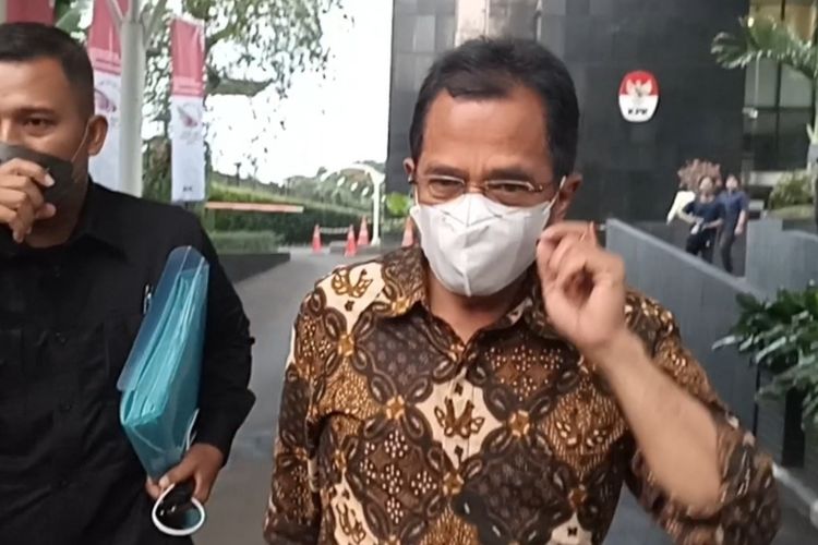 Sekretaris Jenderal (Sekjen) DPR RI, Indra Iskandar 'berlari-larian' meninggalkan gedung Merah Putih Komisi Pemberantasan Korupsi (KPK), Rabu (31/5/2023).