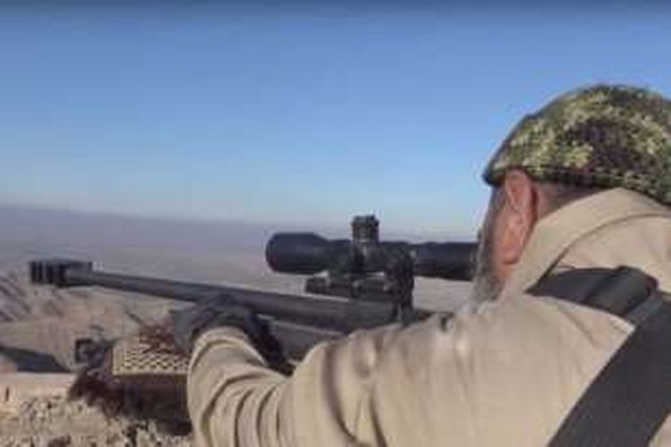Abu Tahseen (62) sedang membidikkan senjatanya ke arah sasaran di sekitar pegunungan Baiji di wilayah utara Irak.