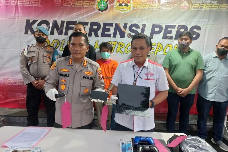 Polres Metro Depok saat menggelar konferensi pers atas pengungkapan kasus pencurian spesialis rumah kosong di kawasan Bedahan, Sawangan, Depok.
