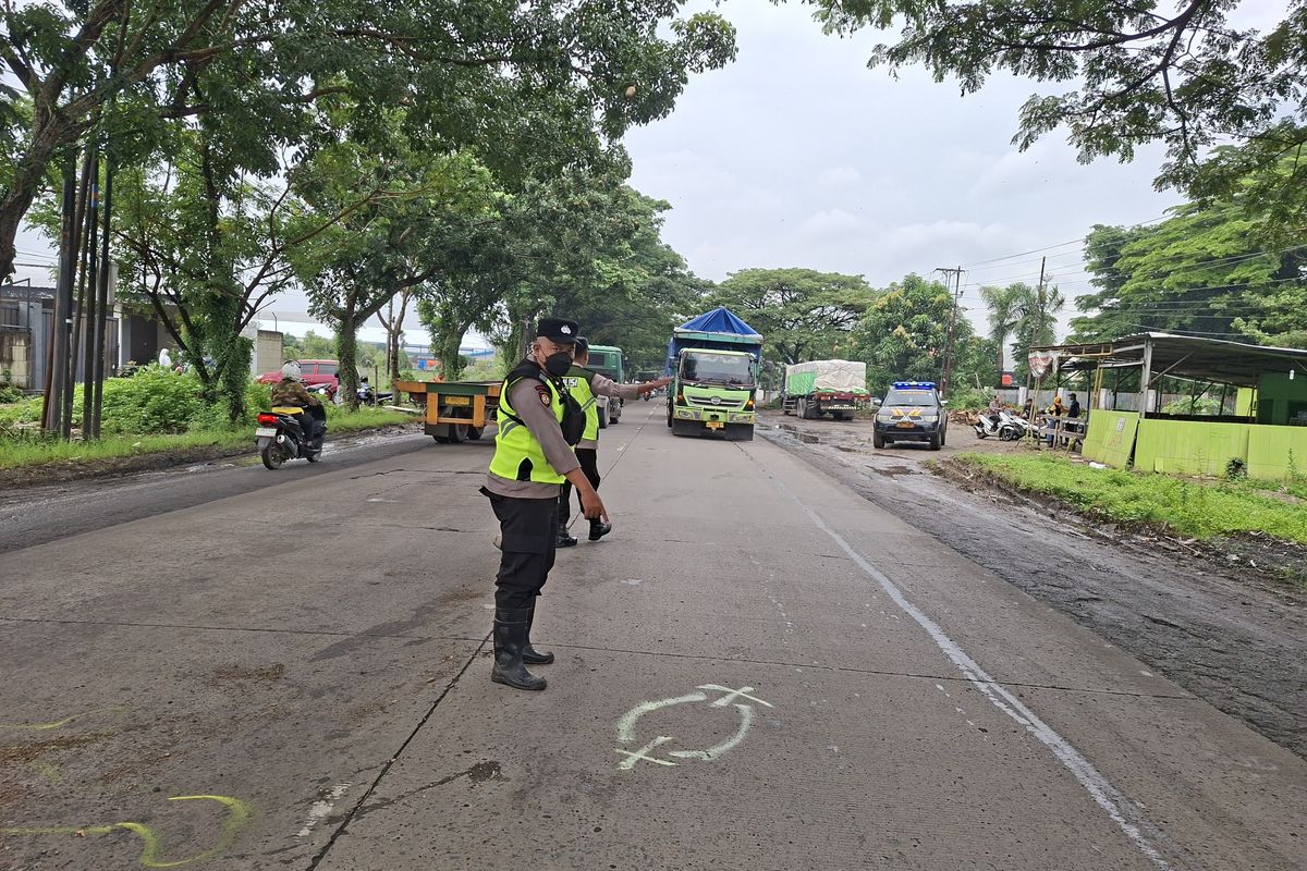 Satlantas Polresta Pati olah TKP di jalan pantura Pati-Rembang, tepatnya di depan Gudang CV Betiga Putra Sejahtera (BPS), Dukuh Pondowan, Desa Purworejo, Kecamatan Pati, Kabupaten Pati, Jumat (13/2/2026).