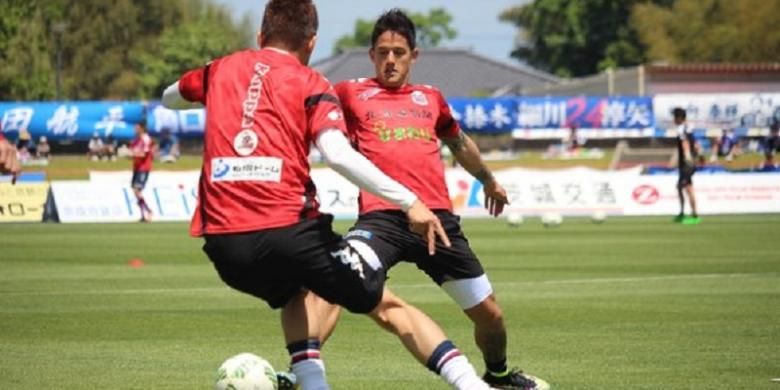 Irfan Bachdim berlatih bersama Consadole Sapporo pada pertengahan Mei 2016 lalu. 