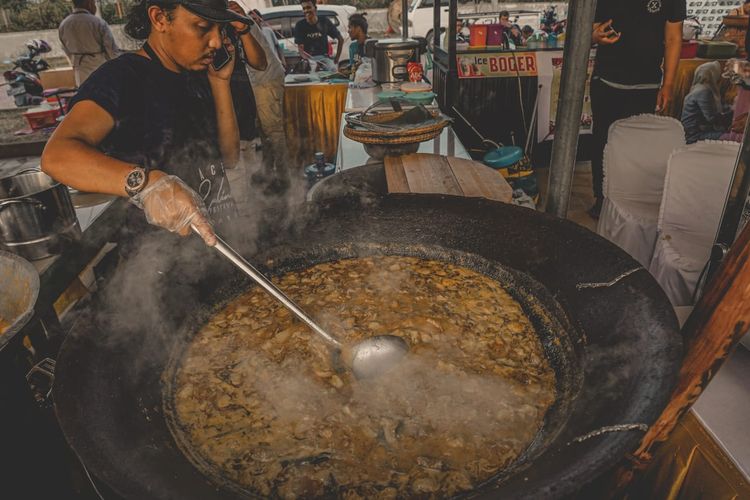 Proses memasak kuliner Aceh di Festival Kuliner Aceh.