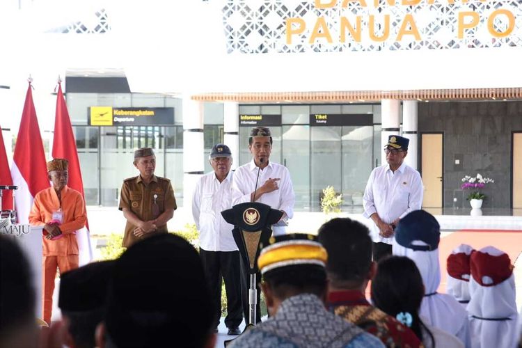 Presiden Republik Indonesia Joko Widodo (Jokowi) memberikan sambutan pada peresmian bandar udara (Bandara) Panua di Desa Imbodu, Kecamatan Randangan, Kabupaten Pohuwato, Senin (22/4/2024).