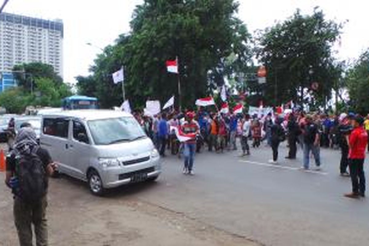 Karyawan perusahaan otobus berunjuk rasa dengan menutup jalan di depan Terminal Bus Lebak Bulus, Jakarta Selatan, Senin (6/1/2014) pagi. Lalu lintas menjadi macet akibat penutupan ini.