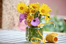 4 Cara Membersihkan Vas Bunga dengan Bahan Alami