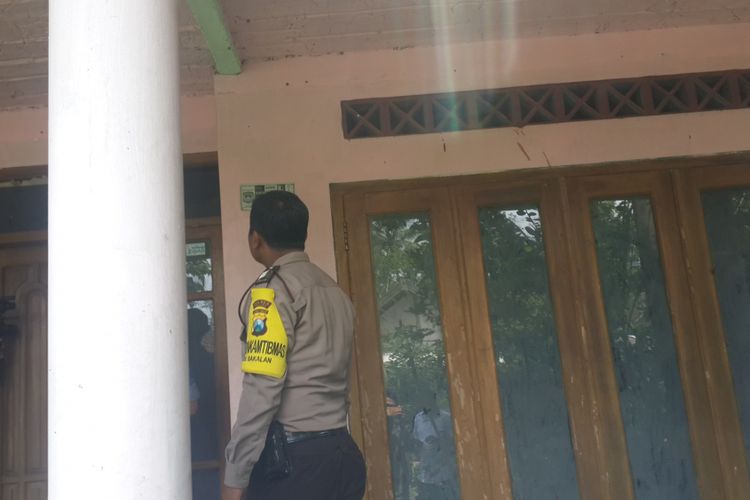 Petugas Polsek Bululawang, Kabupaten Malang, saat mendatangi rumah tiga bocah yang disekap oleh ibunya di Desa Sudimoro, Kecamatan Bululawang, Kabupaten Malang, Rabu (3/1/2018).