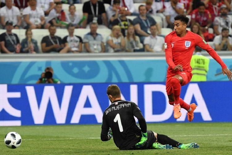 Sontekan gelandang Inggris, Jesse Lingard, mengelabui kiper Tunisia, Farouk Ben Mustapha, pada laga Grup G Piala Dunia 2018 di Volgograd Arena, 18 Juni 2018. 