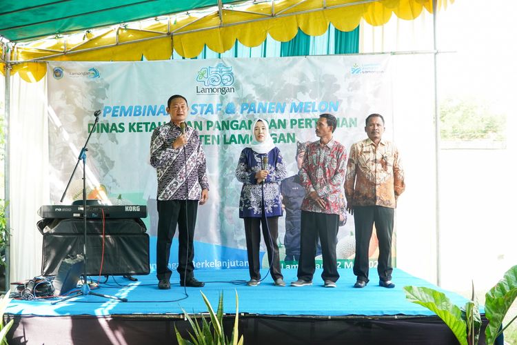 Bupati Lamongan Yuhronur Efendi saat menghadiri kegiatan pembinaan staf DKPP Kabupaten Lamongan dan panen melon di Kantor DKPP Kabupaten Lamongan Lamongan, Rabu (22/5/2024).

