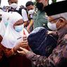 Saat Wapres Bagikan Tas Sekolah ke Murid SD di Banjarbaru