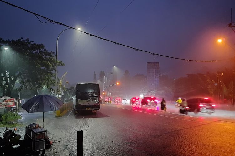 Lokasi kecelakaan sebuah truk boks bernomor polisi B 9795 ACB diduga mengalami rem blong dan menabrak pemotor di Tanjakan Selarong, kawasan Puncak Bogor, Jawa Barat, Jumat (5/9/2025) sore.