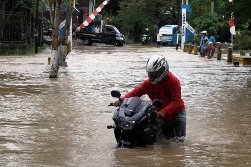 Pengguna Sepeda Motor Jangan Sembarangan Terjang Banjir