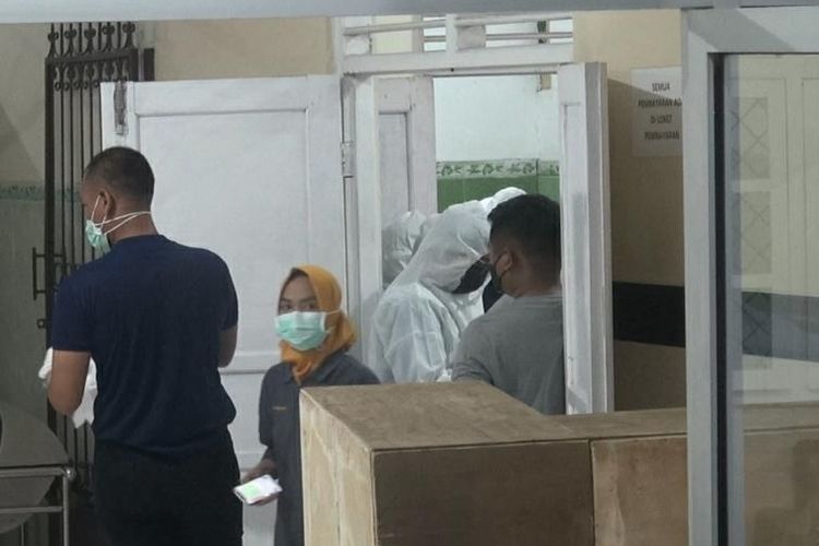 Petugas melakukan otopsi mayat perempuan yang ditemukan warga di areal persawahan Dukuhturi,  di RSUD dr. Soeselo Slawi, Sabtu (5/3/2022) malam.   (Istimewa)