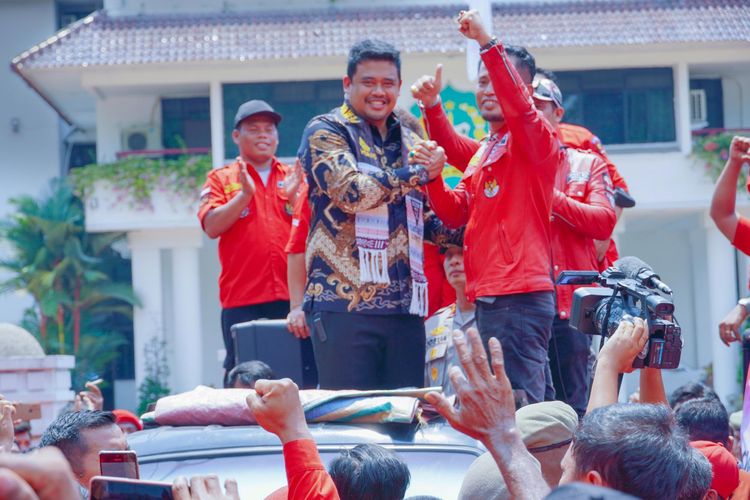 Wali Kota Medan Bobby Nasution saat menerima aksi massa ratusan Pemuda Batak Bersatu (PBB) di depan Balai Kota Medan, Kamis (8/6/2023).
