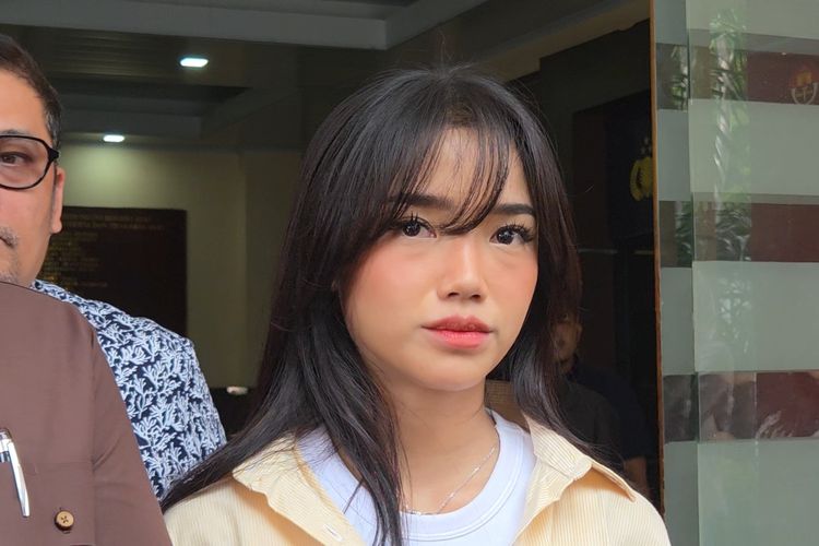 Fuji Sambangi Polres Jaksel, Tanyakan Pengakuan Mantan Admin soal Dugaan Penggelapan