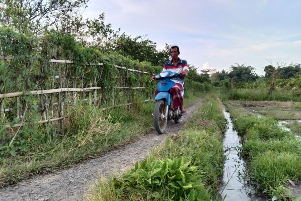 Petani saat pergi ke sawah naik sepeda motor 